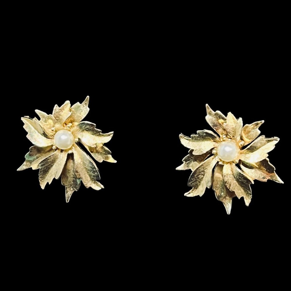 Vintage Emmons Gold Tone Faux Pearl Flower Clip On Earrings (5021)